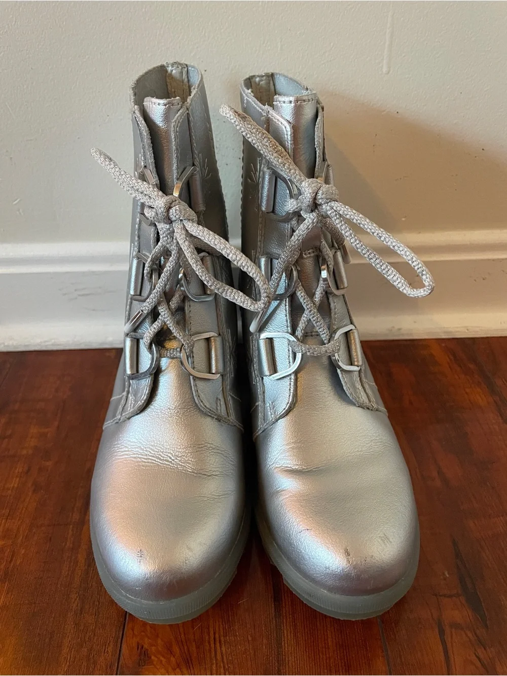 Sorel x Disney Joan of Arctic Wedge Frozen Snowflakes Silver Lace Up Boots 5